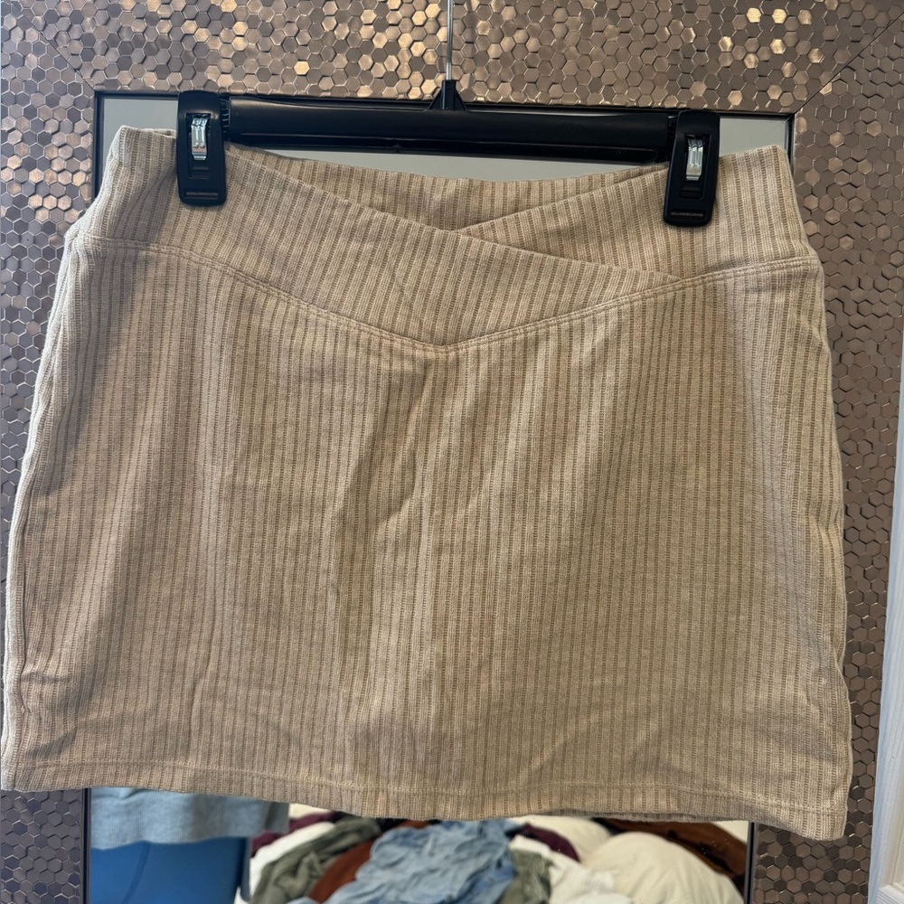 Halara Ribbed Knit Crossover 2-in 1 Slim Mini Casual Skirt (beige and black)
